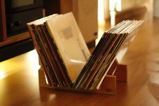 Ahşap Plak Standı – 50 Plak Kapasiteli, Akrilik Yan Panelli