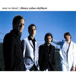 Mor ve Ötesi : Dünya Yalan Söylüyor - CD