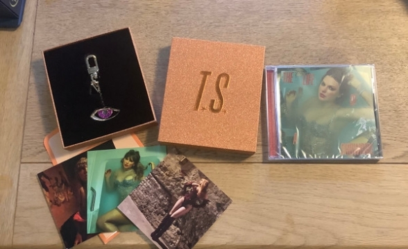 THE LIFE OF A SHOWGIRL CDサインPHOTO1① TAYLOR SWIFT - THE LIFE OF A SHOWGIRL CD WITH POSTER - Universal