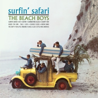The Beach Boys: Surfin' Safari + Colored 7" Single Containing "Luau" + "Judy". - Plak